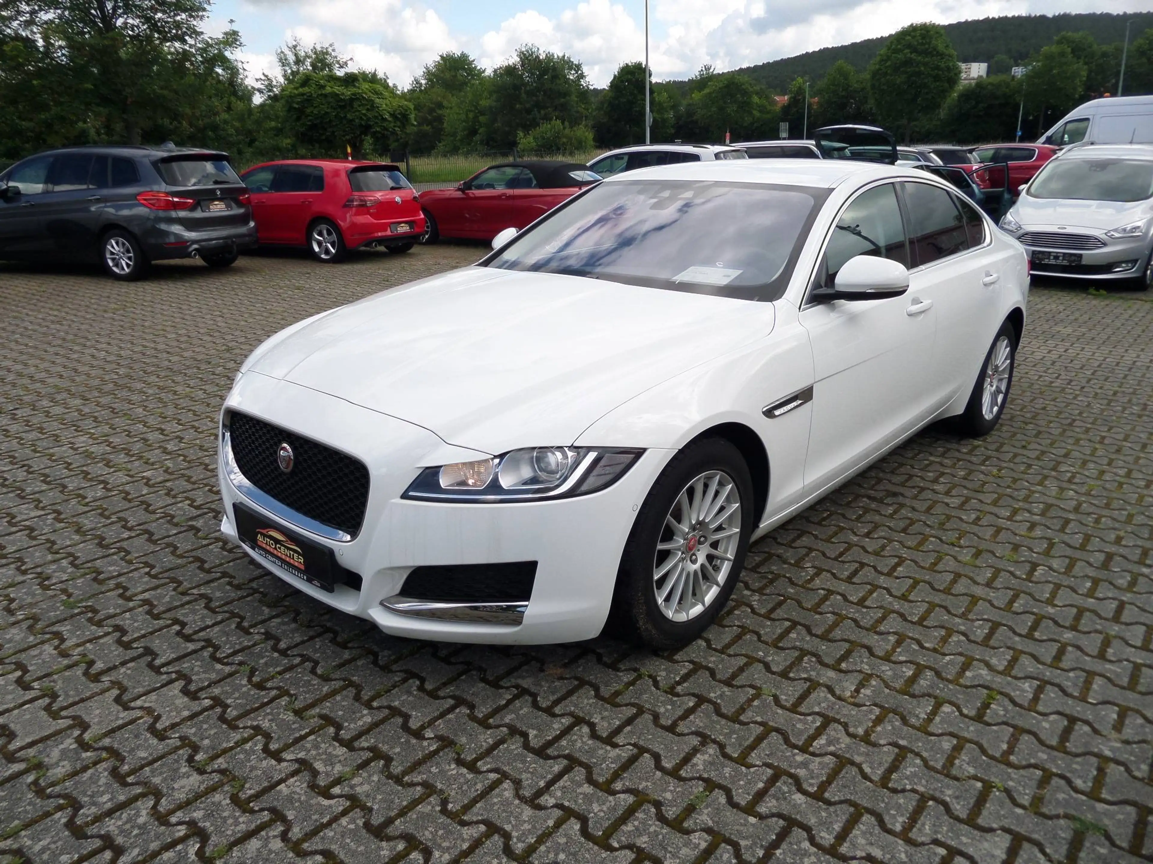 Jaguar XF Pure 2.0d+Automatik+Standhzg+Kamera+Navi+SHZ+1. Hand