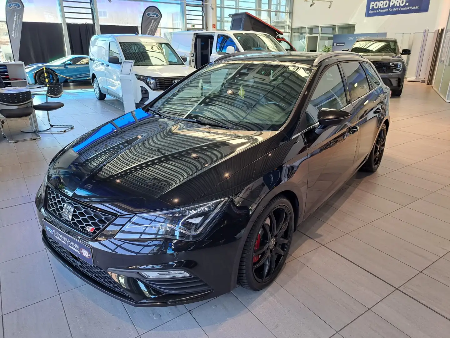 SEAT Leon 2.0 TSI ST Cupra 300 LED ACC Pano Navi SHZ Černá - 2