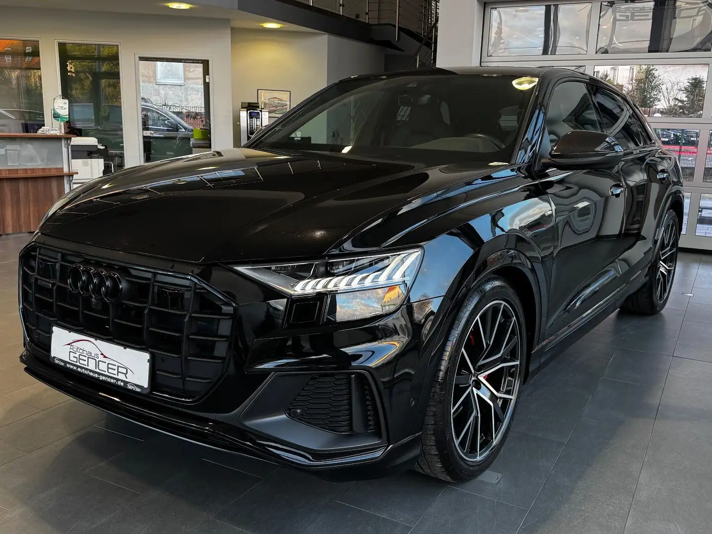 Audi Q8 qu. competition plus 3.0 TDI "S-Line/Matrix" Schwarz - 1