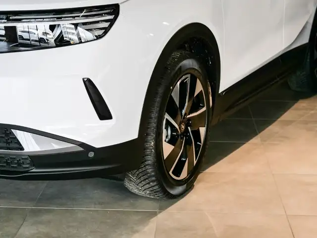Opel Grandland view 3
