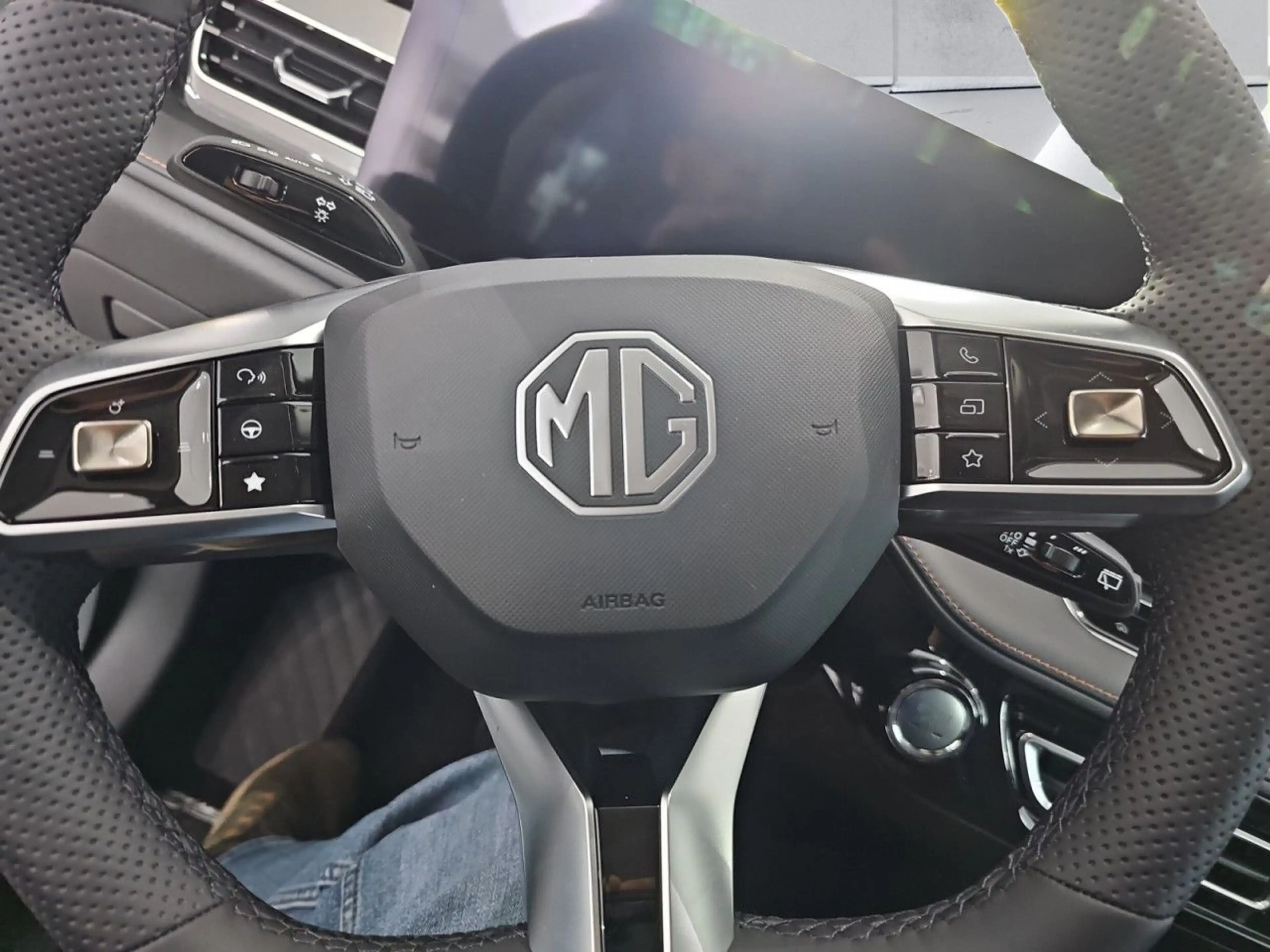 MG HS HEV+ LUX MY25.5 SHZ LHZ NAV 360 Black Finanzier — photo 7