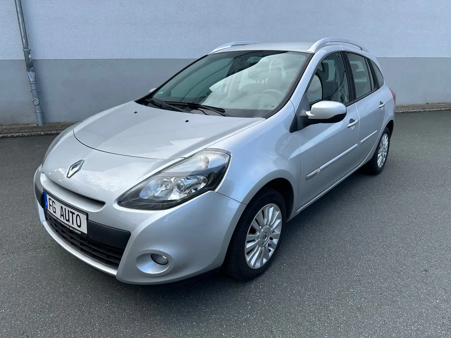 Renault Clio TCe 100 Grandtour Luxe/Navi/TÜV NEU Silber - 1