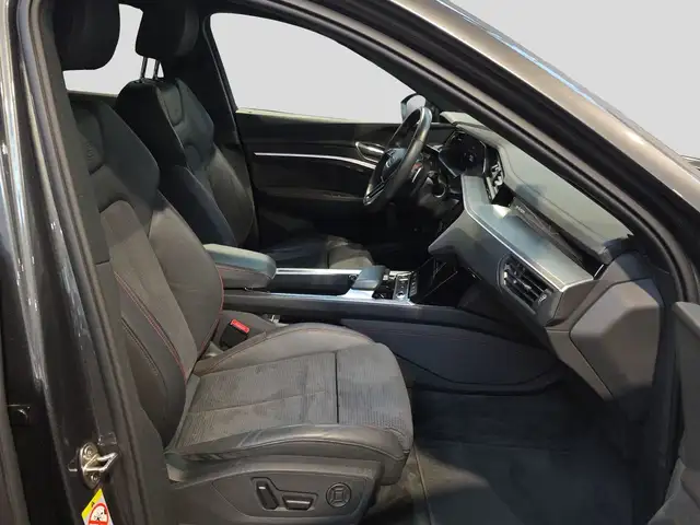 Audi Q8 E-Tron view 4