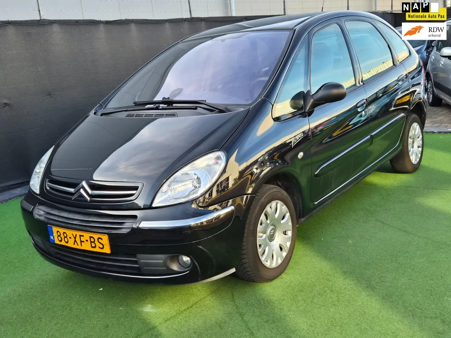 Citroen Xsara Picasso 1.6i-16V Caractère LPG-G3 Zwart - 1