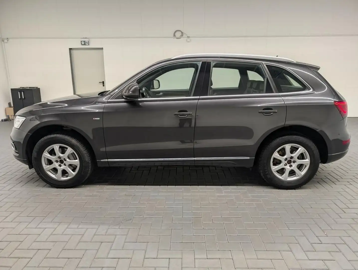 Audi Q5 quattro S-Line Standhz/AHK/Bi-Xenon/el.Heck/L Grau - 2