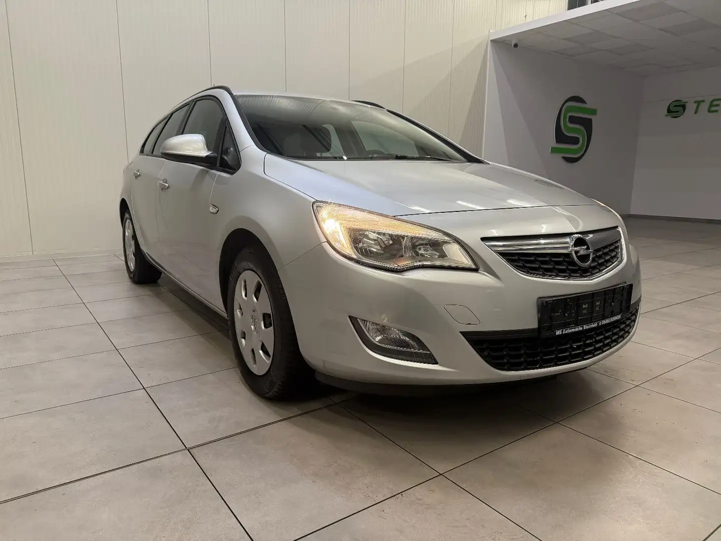 Opel Astra J 1.7 Sports Tourer Edition TEMPOMAT Silber - 1