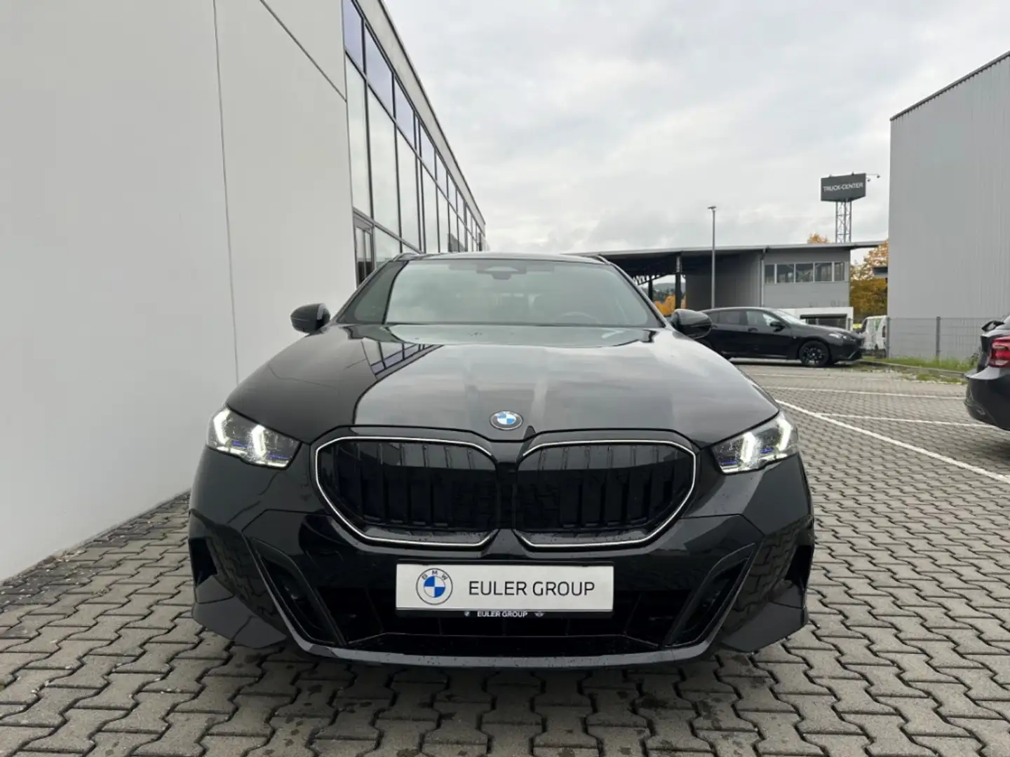 BMW 520 iA M-Sport Touring Sportpaket AHK-klappbar AHK Nav Schwarz - 2