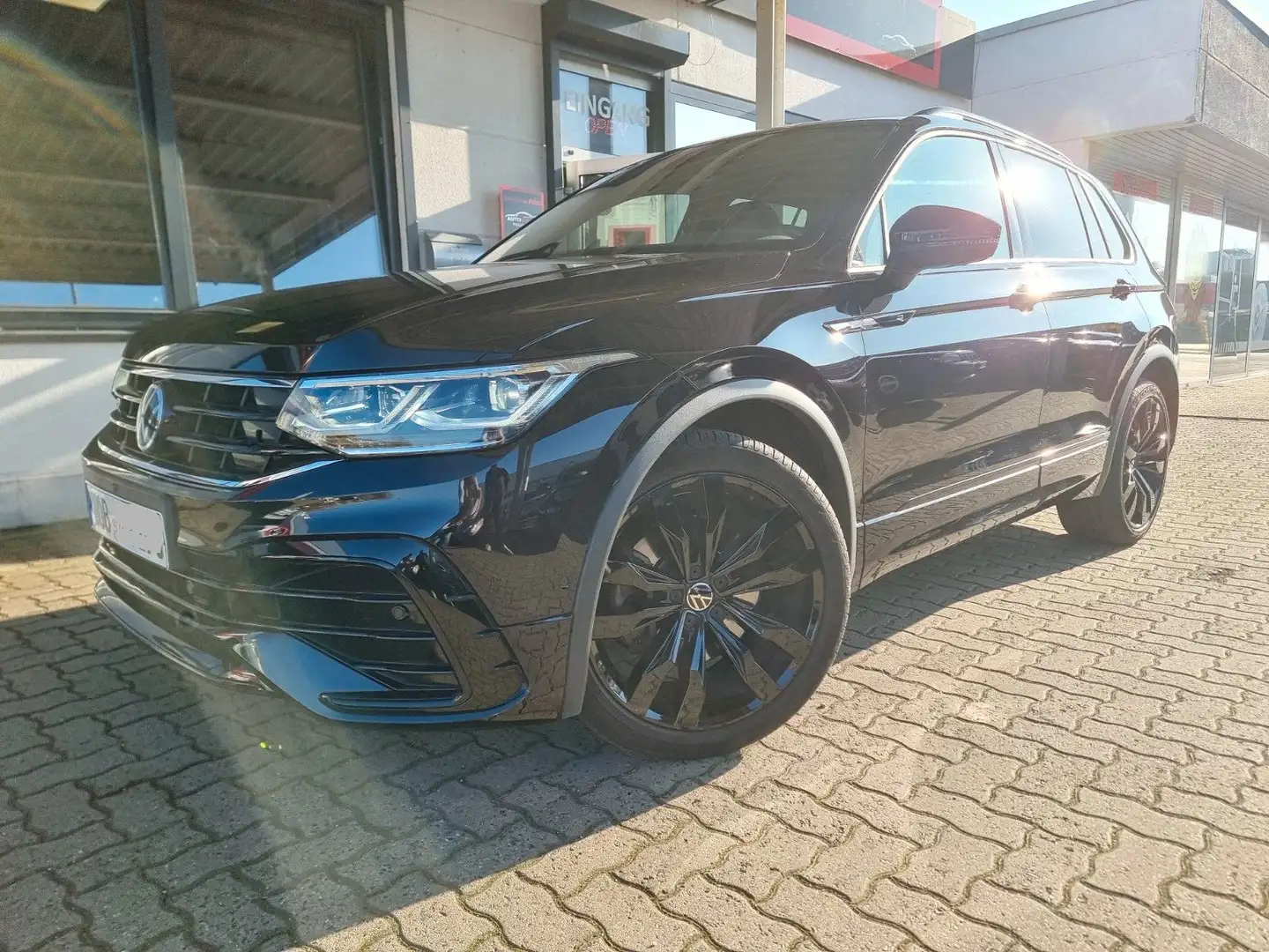 Volkswagen Tiguan R-Line  2.0 TSI 4Motion "Black Style" Zwart - 2