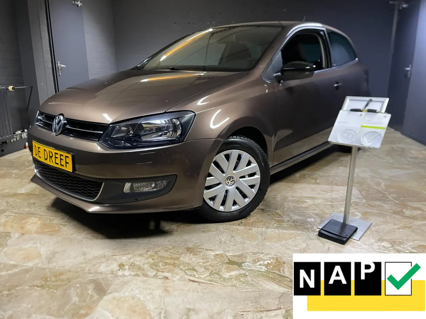 Volkswagen Polo 1.2 TSI Comfort Edition Pdc Cruis Con Airco Bruin - 1