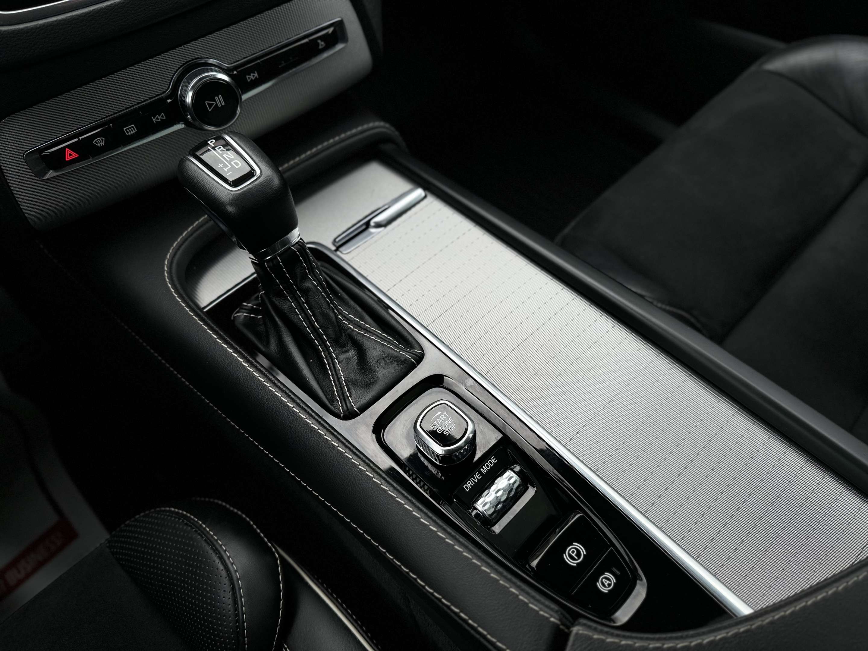 2021 Volvo XC90 T6 AWD R-Design 7-Seater thumb 32