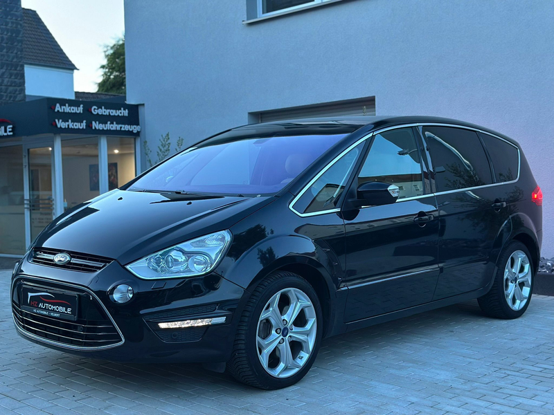 Ford S-Max Titanium *AUTOMATIK*AHK*PANO*TEMP*PDC*SHZ