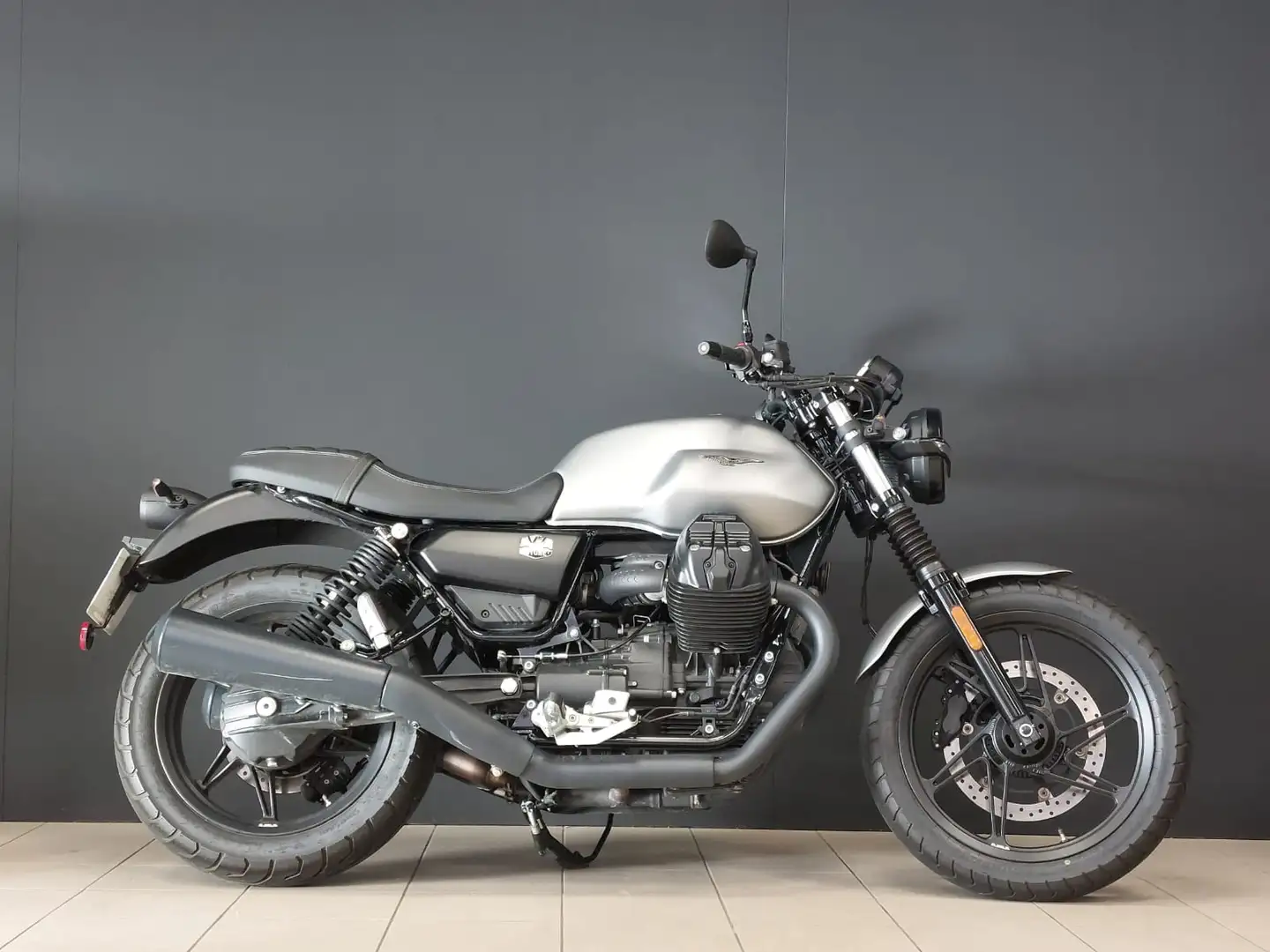 Moto Guzzi V 7 Argent - 1