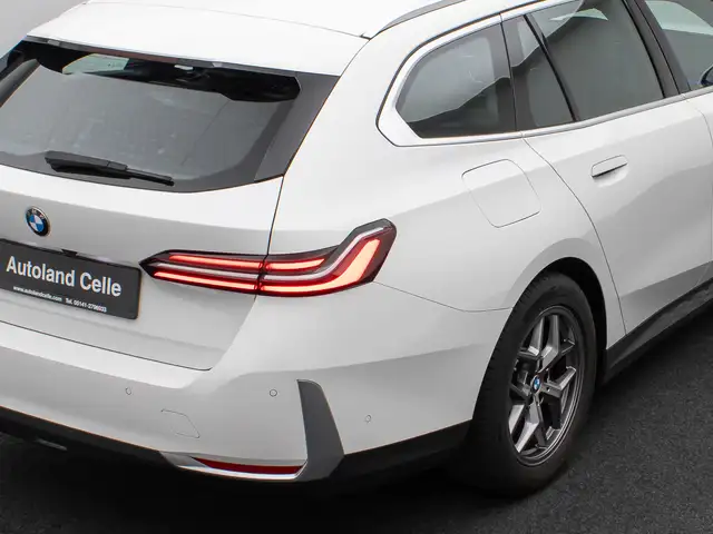 BMW 5 Series view 15