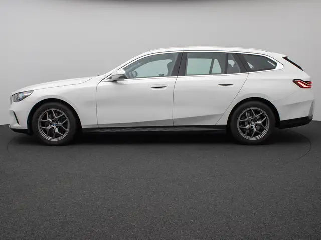 BMW 5 Series view 11