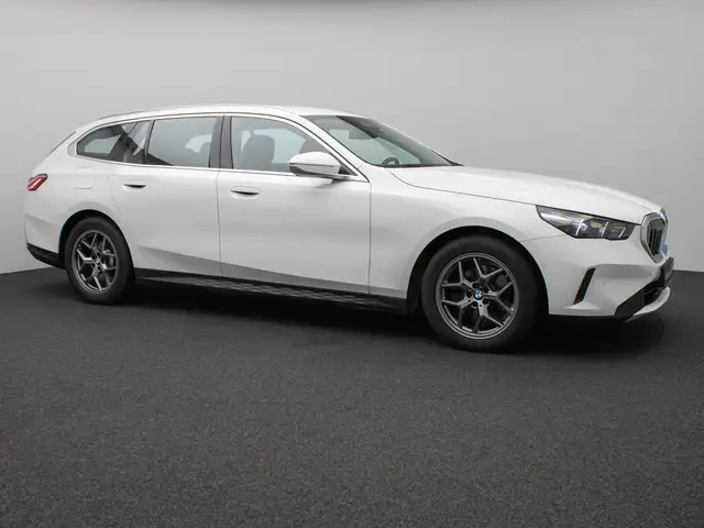 BMW 5 Series view 4