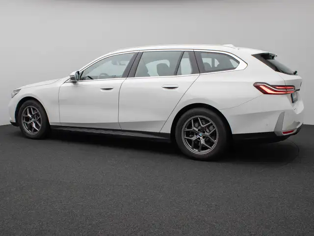 BMW 5 Series view 10