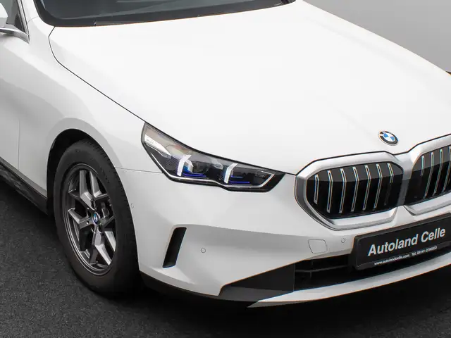 BMW 5 Series view 17