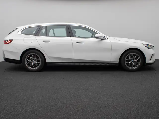 BMW 5 Series view 5