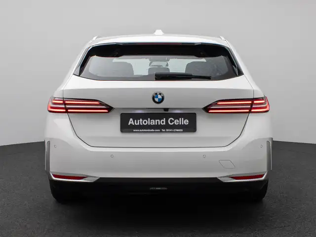 BMW 5 Series view 8