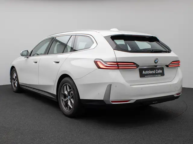 BMW 5 Series view 9