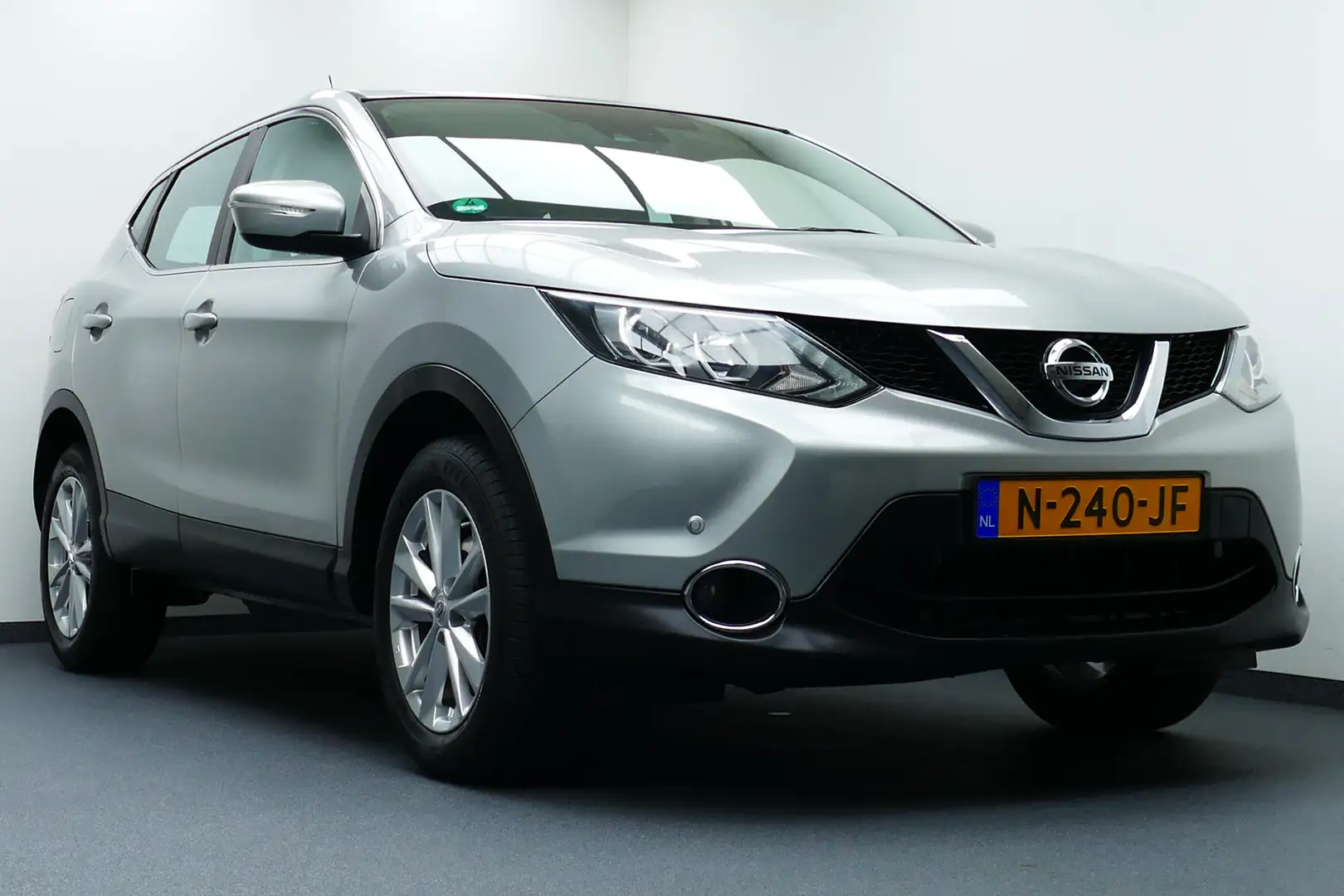 Nissan Qashqai 1.2 Acenta. Camera, Navi, Clima, Cruise, StoelVerw Grey - 2