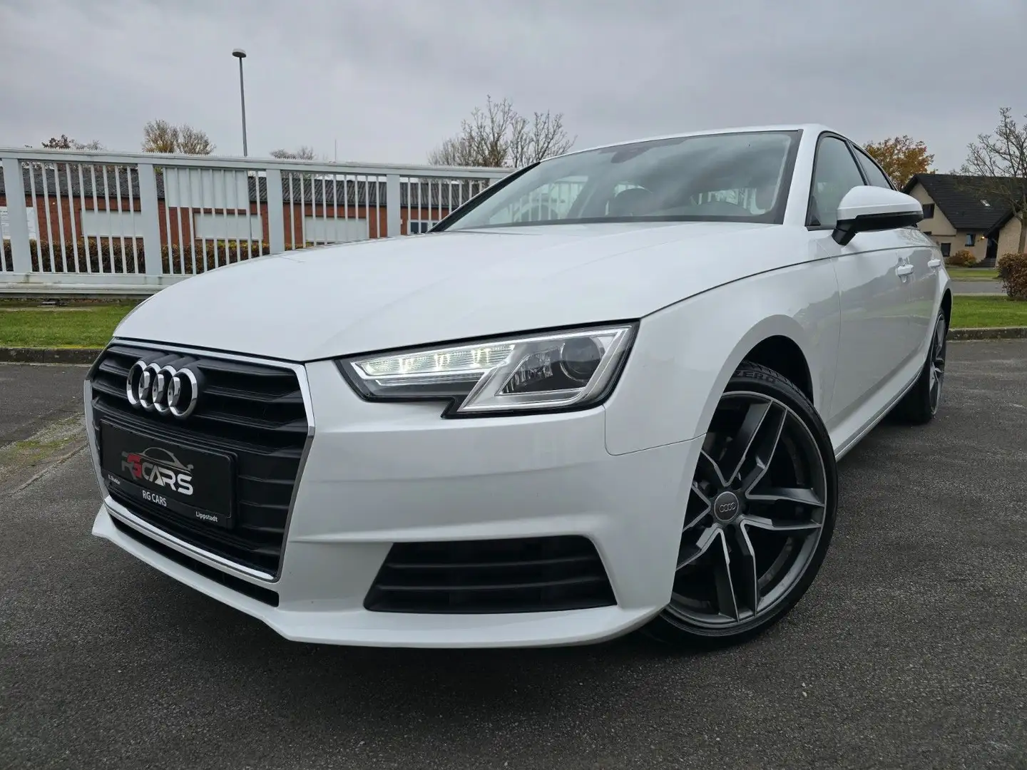 Audi A4 Lim. 2.0TDI Xenon Navi Leder Automatik Weiß - 1