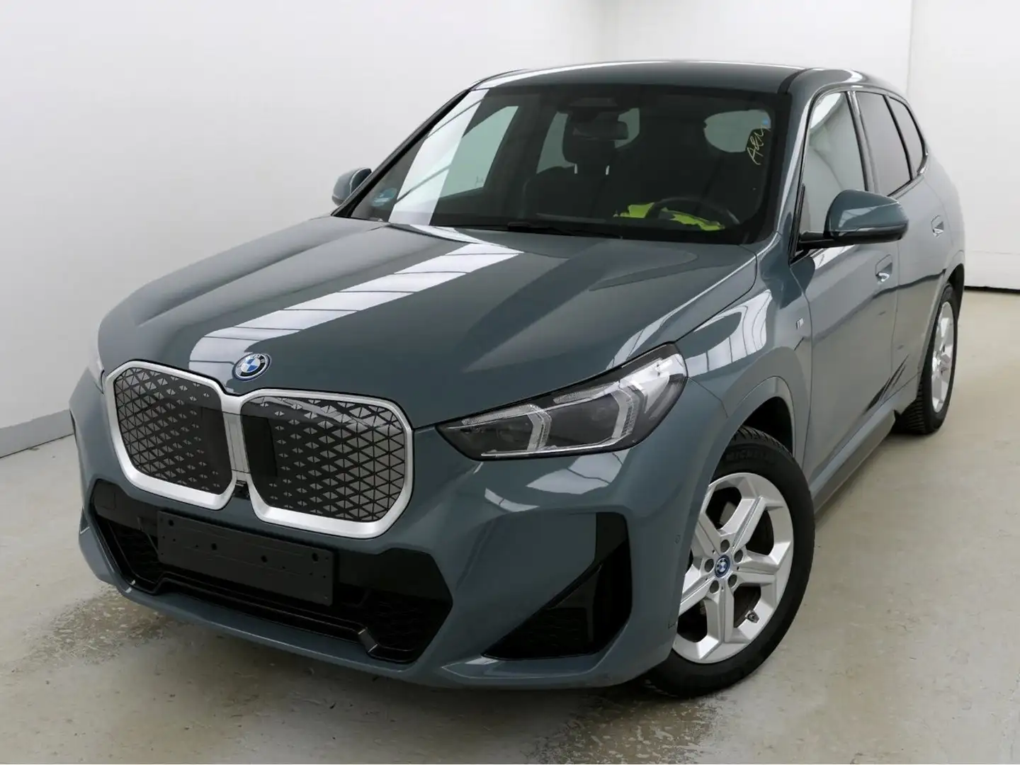 BMW iX1 xDirve 30 M Sport HeadUp 360°Kam DrivingProf Grün - 1