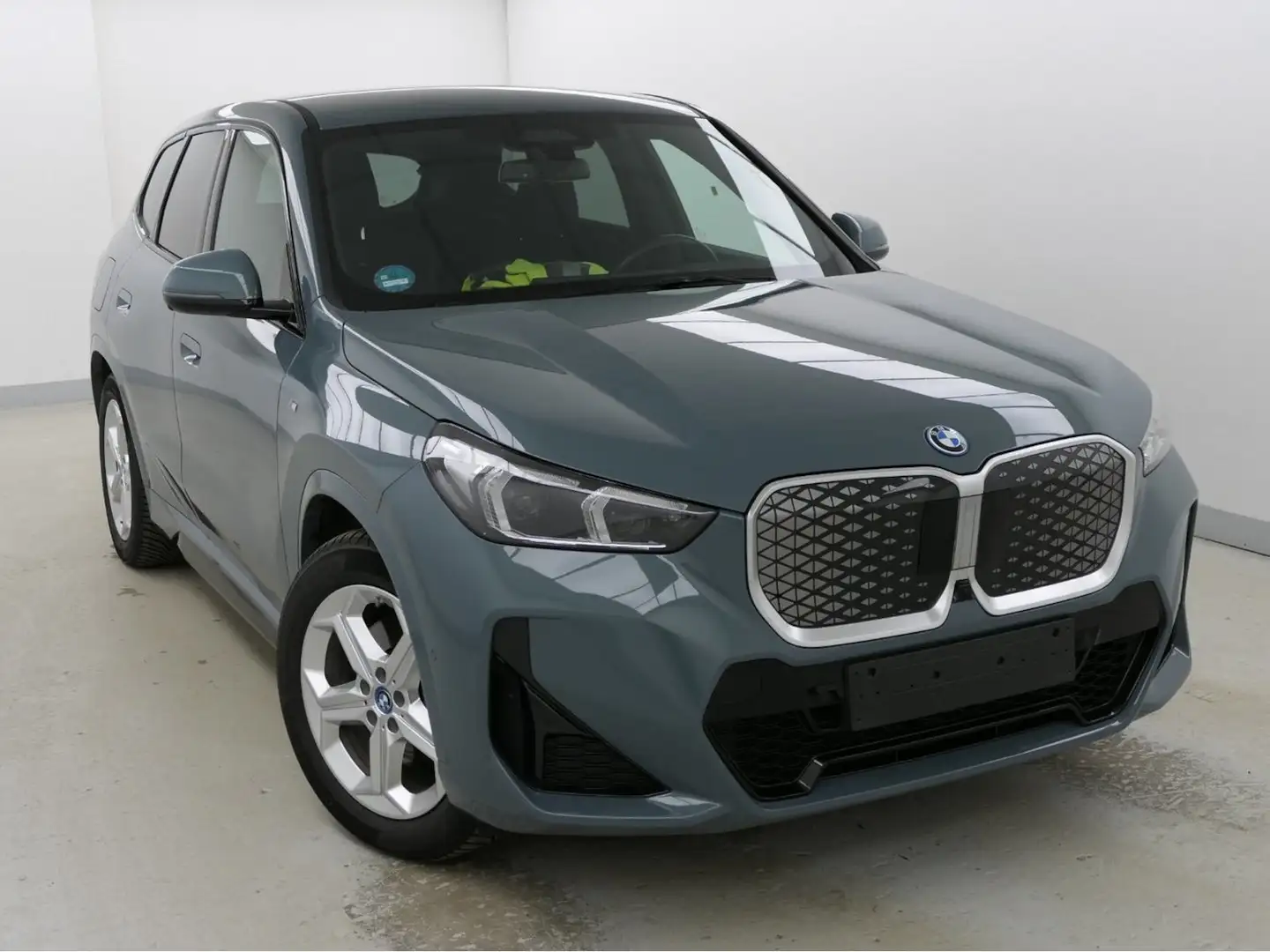 BMW iX1 xDirve 30 M Sport HeadUp 360°Kam DrivingProf Grün - 2