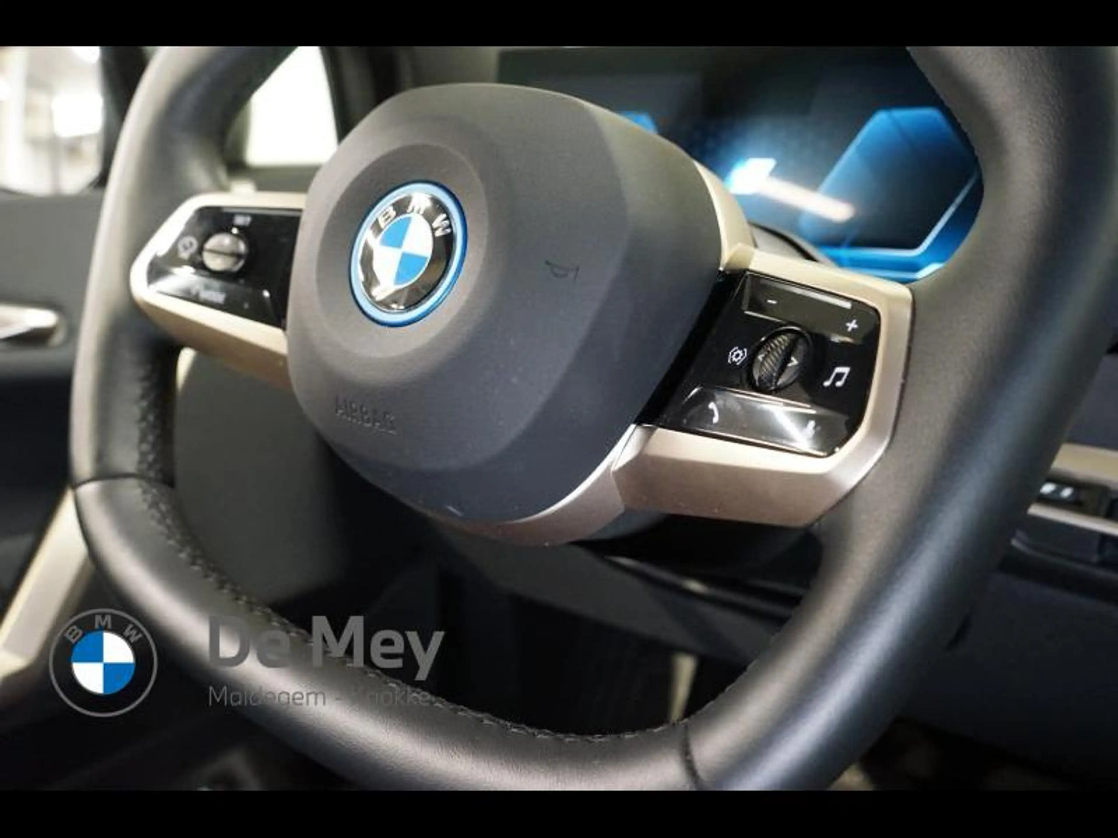 BMW iX iX 40 — photo 9