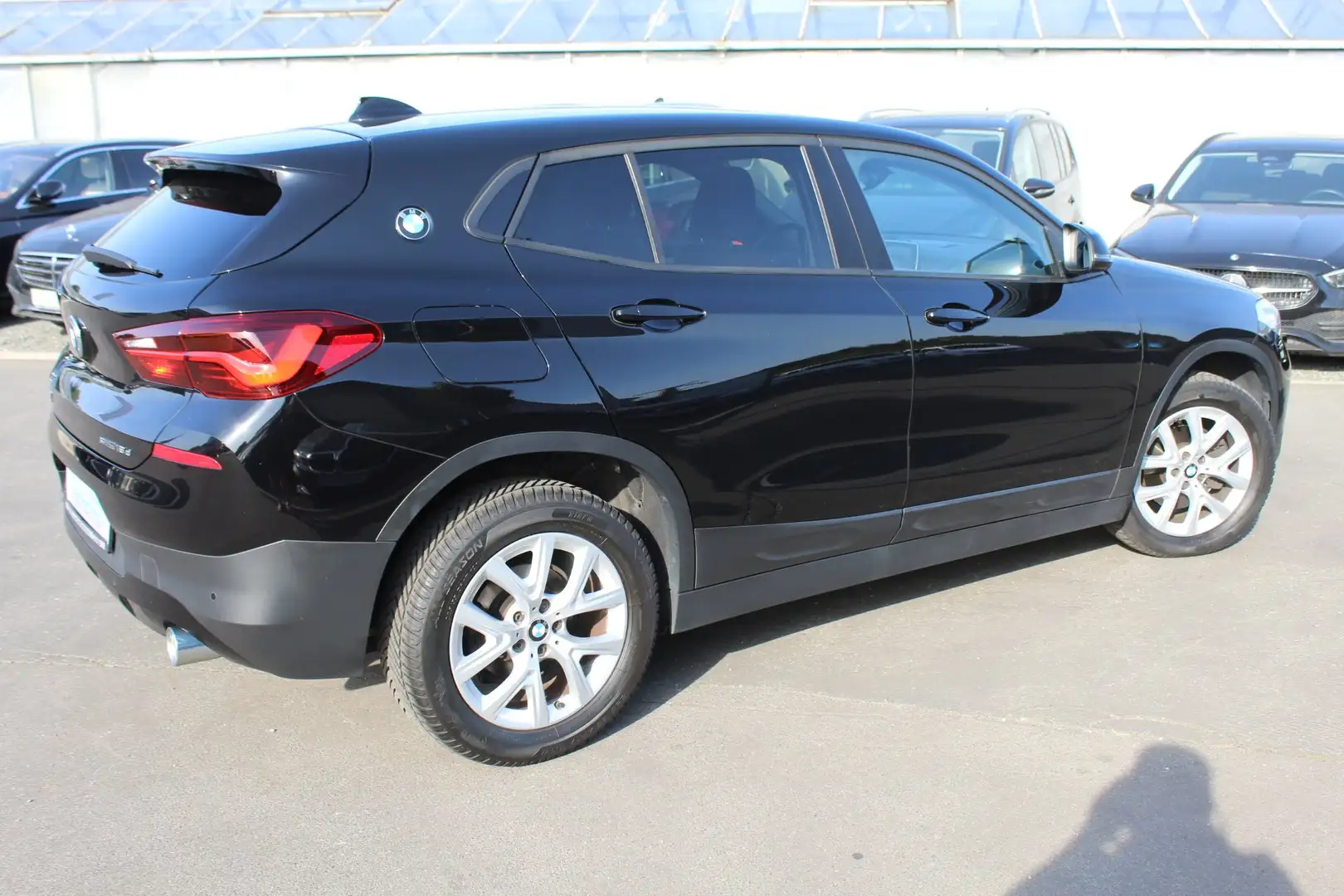 BMW X2 sDrive 18d Advantage +Sportsitz+AHK+DAB+LED+Sitzh. Schwarz - 1