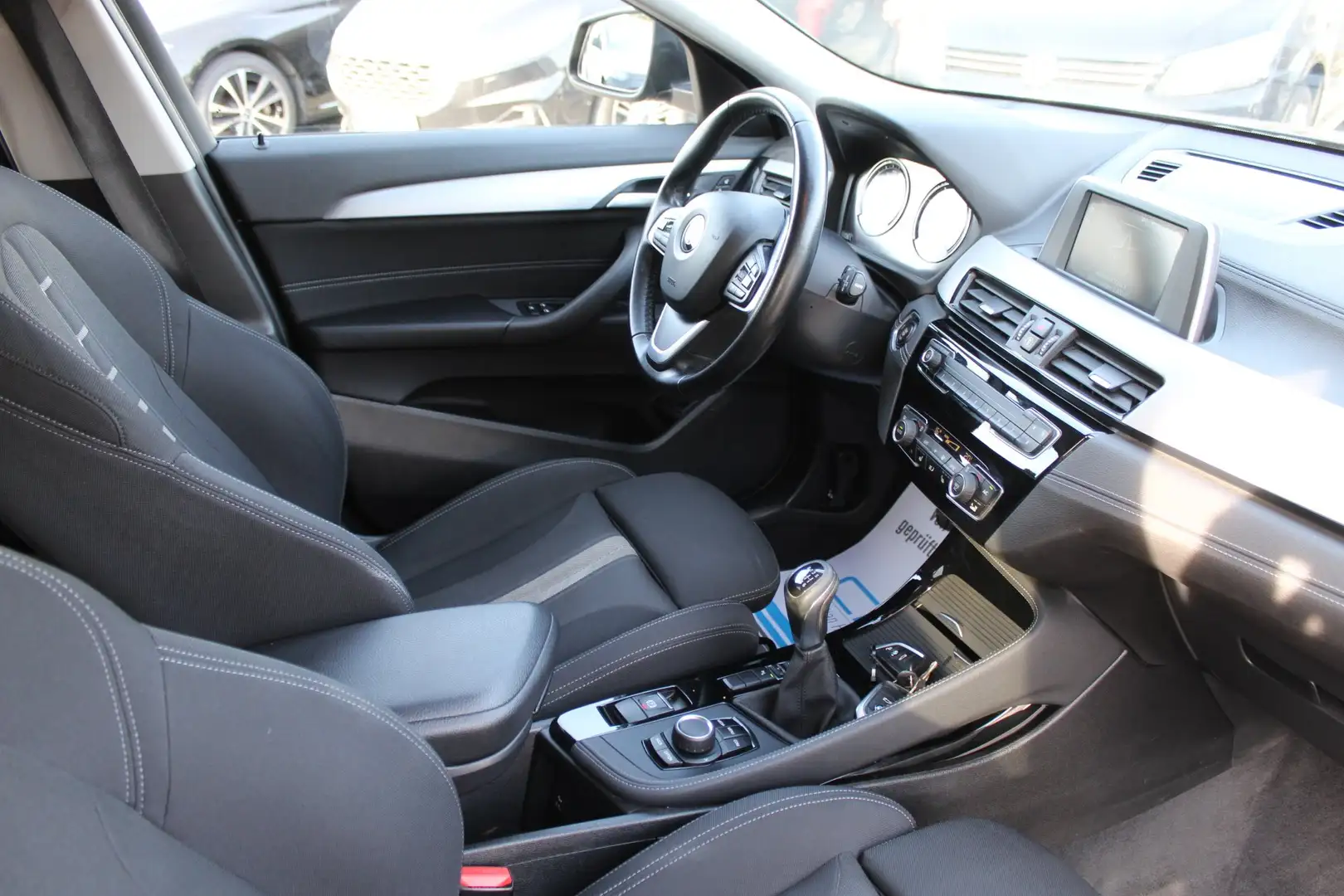 BMW X2 sDrive 18d Advantage +Sportsitz+AHK+DAB+LED+Sitzh. Schwarz - 2