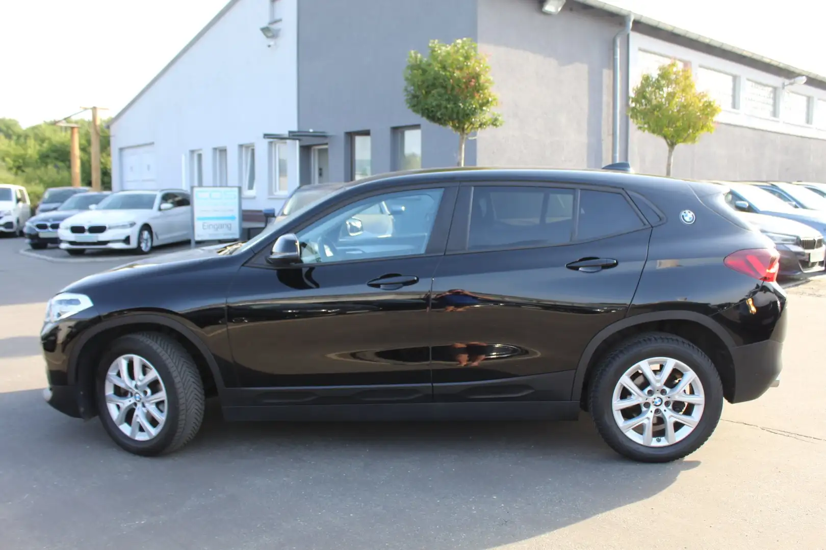 BMW X2 sDrive 18d Advantage +Sportsitz+AHK+DAB+LED+Sitzh. Schwarz - 1