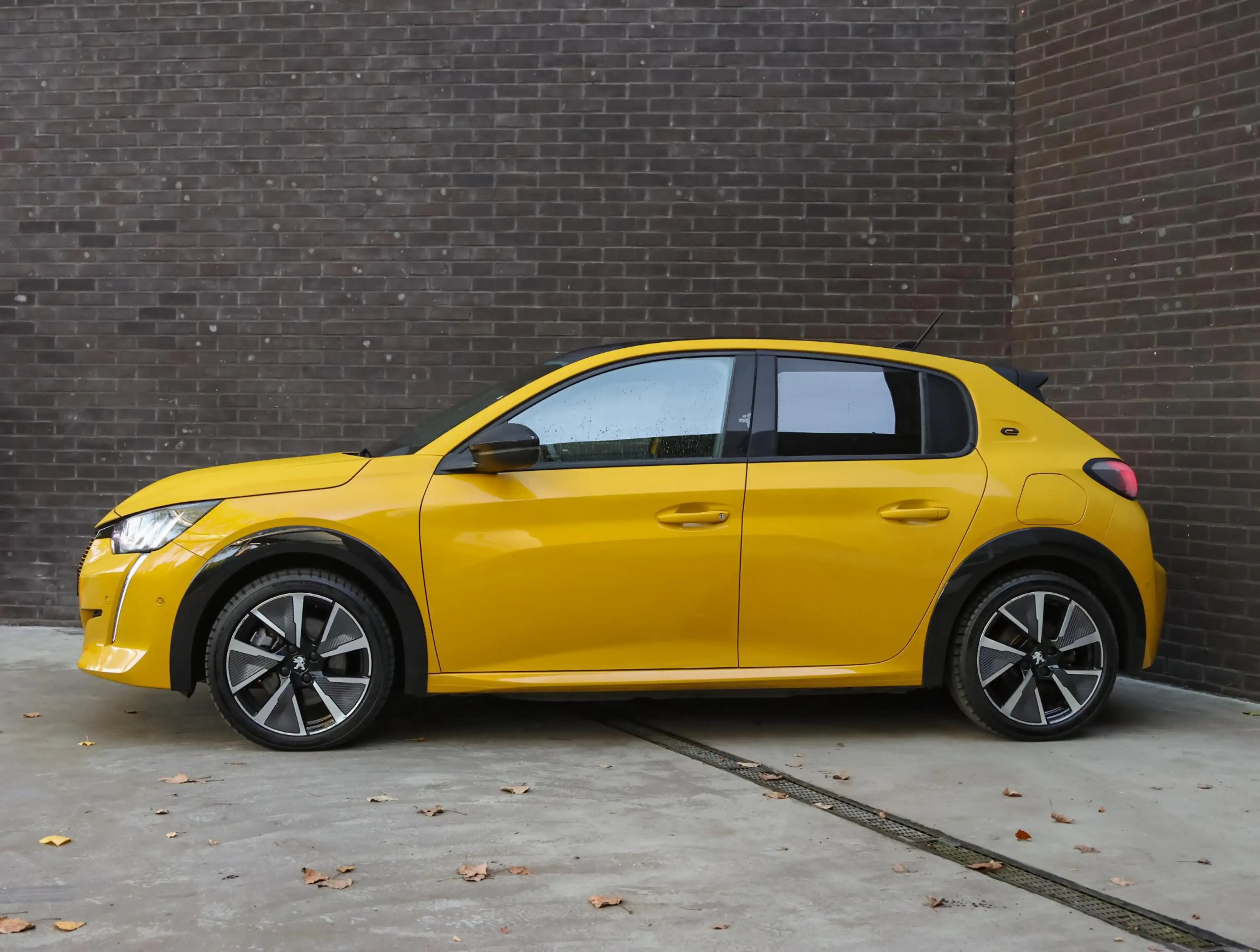 Peugeot e-208 EV GT Pack 50 kWh | Accu 91% | Stoel verwarming | — photo 2