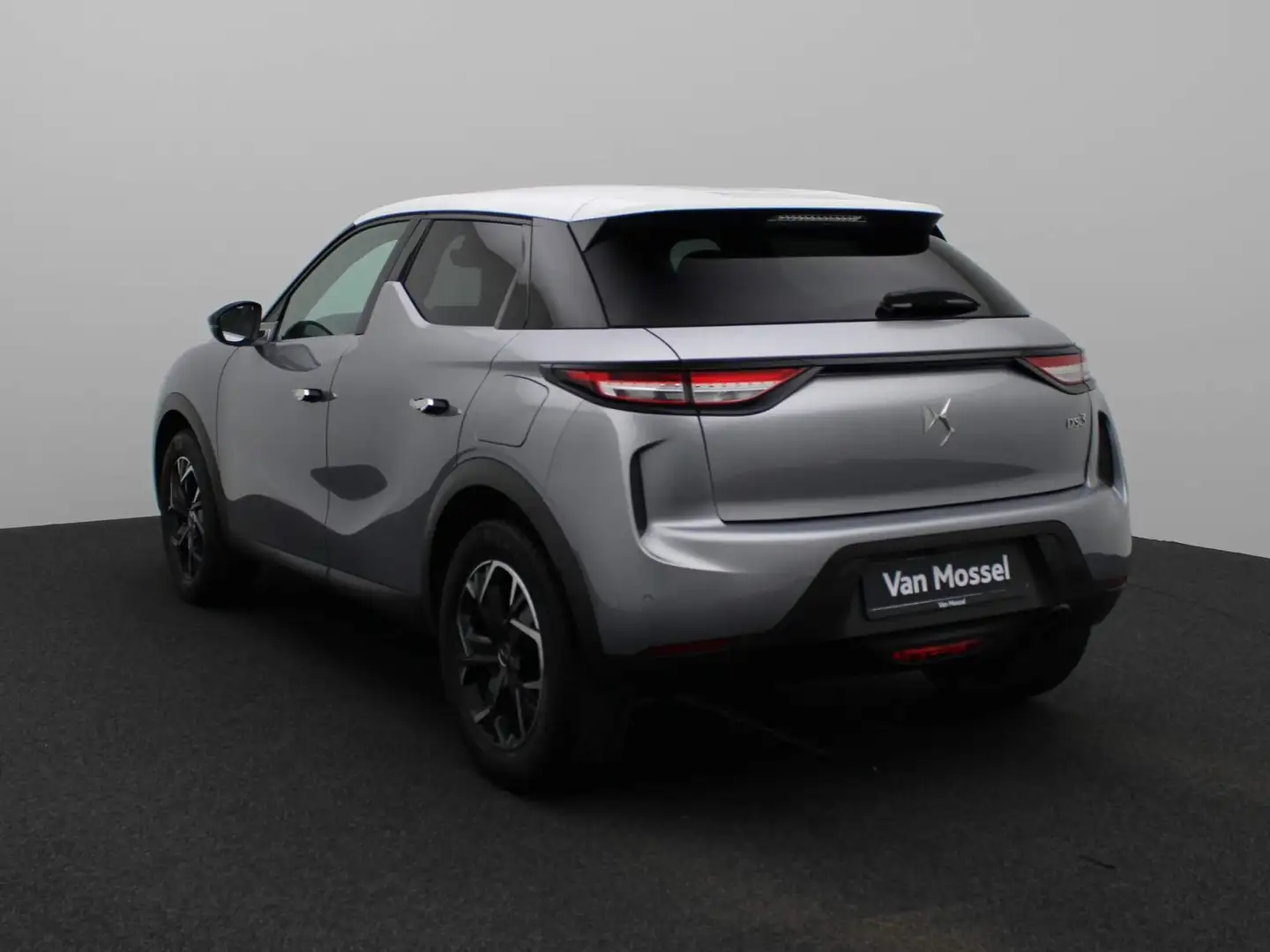 DS Automobiles DS 3 Crossback 1.2 PureTech So Chic | NAVIGATIE | PARKEERSENSOREN Grijs - 2