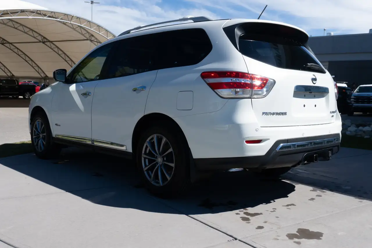 Nissan Pathfinder снимка Nissan Pathfinder