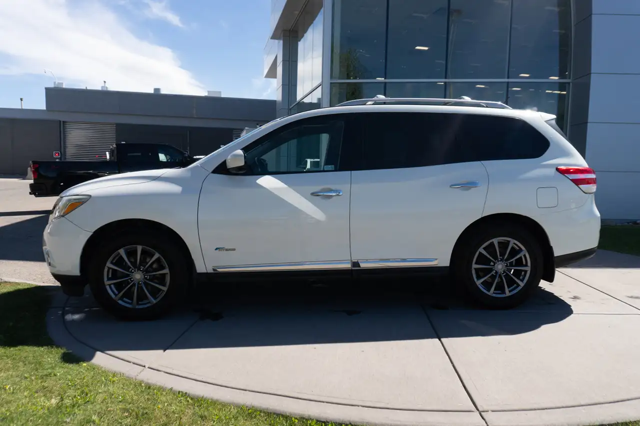 Nissan Pathfinder снимка Nissan Pathfinder