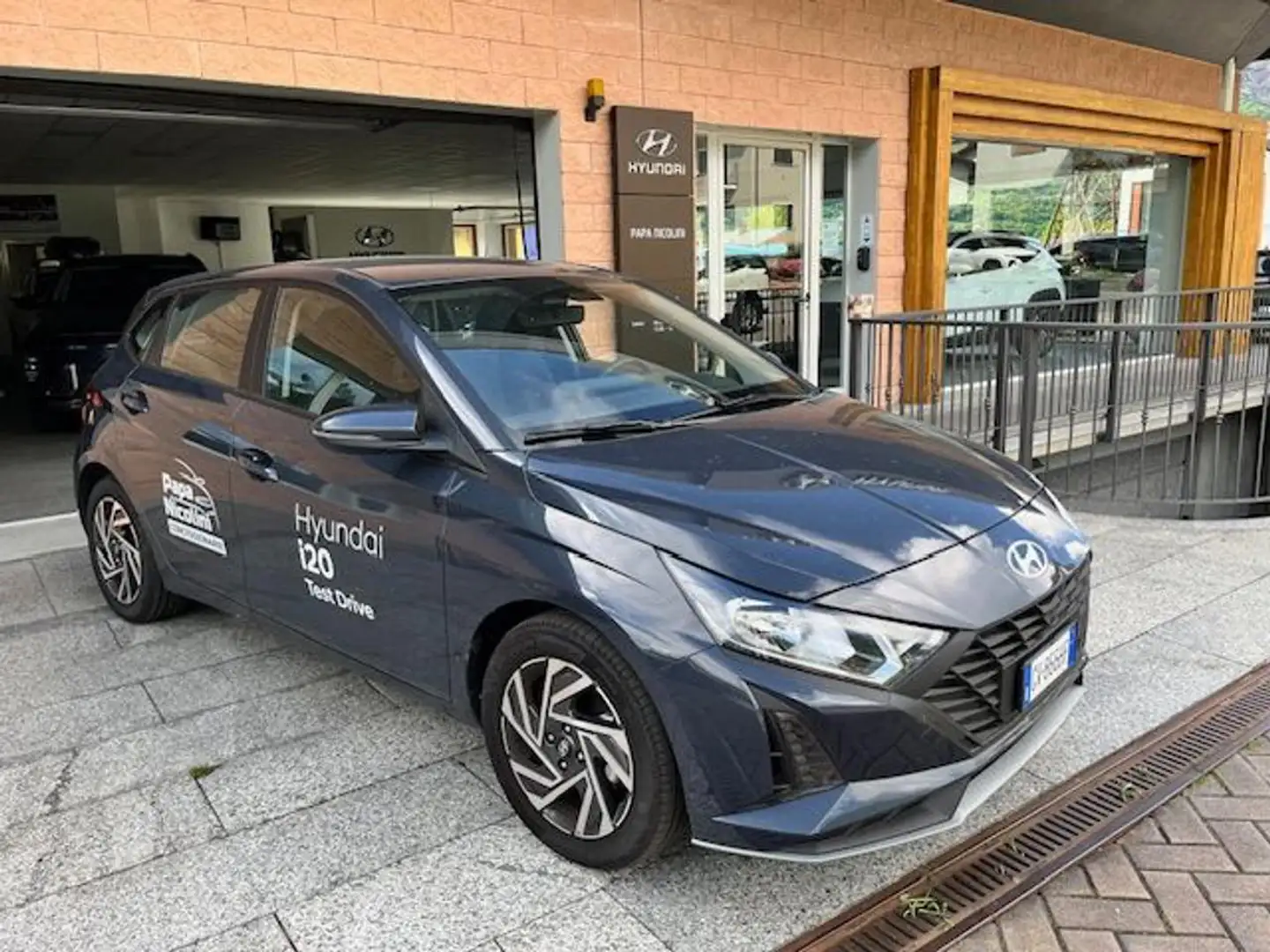 Hyundai i20 1.2 MPI MT Connectline SEMESTRALE Grijs - 1