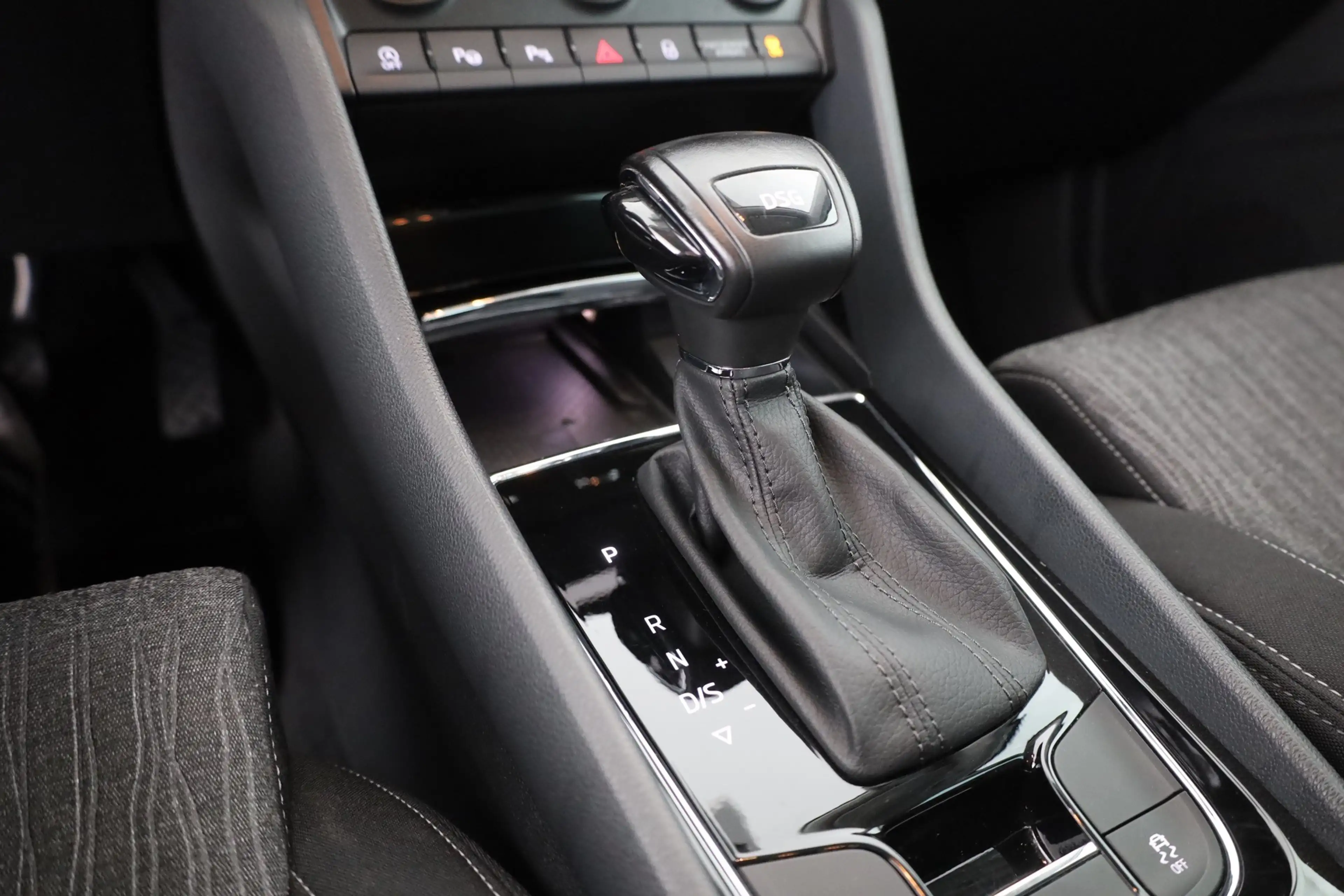 Skoda Karoq 1.5 TSI DSG Style LED Virtual Cockpit AHK — photo 14