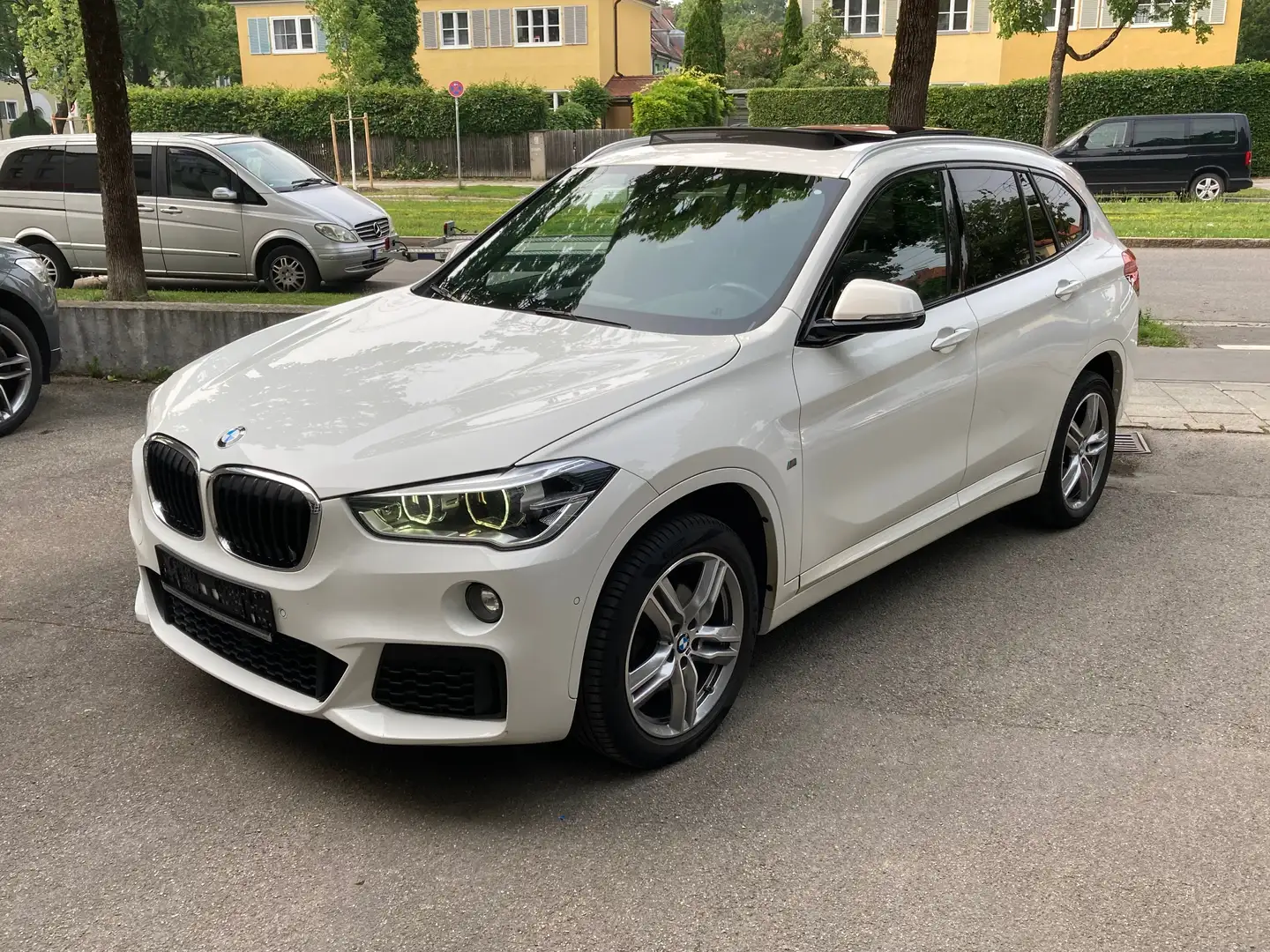 BMW X1 sDrive 18 d M Sport Aut+Navi/LED/Pano/Kamera/HUp+ Weiß - 1