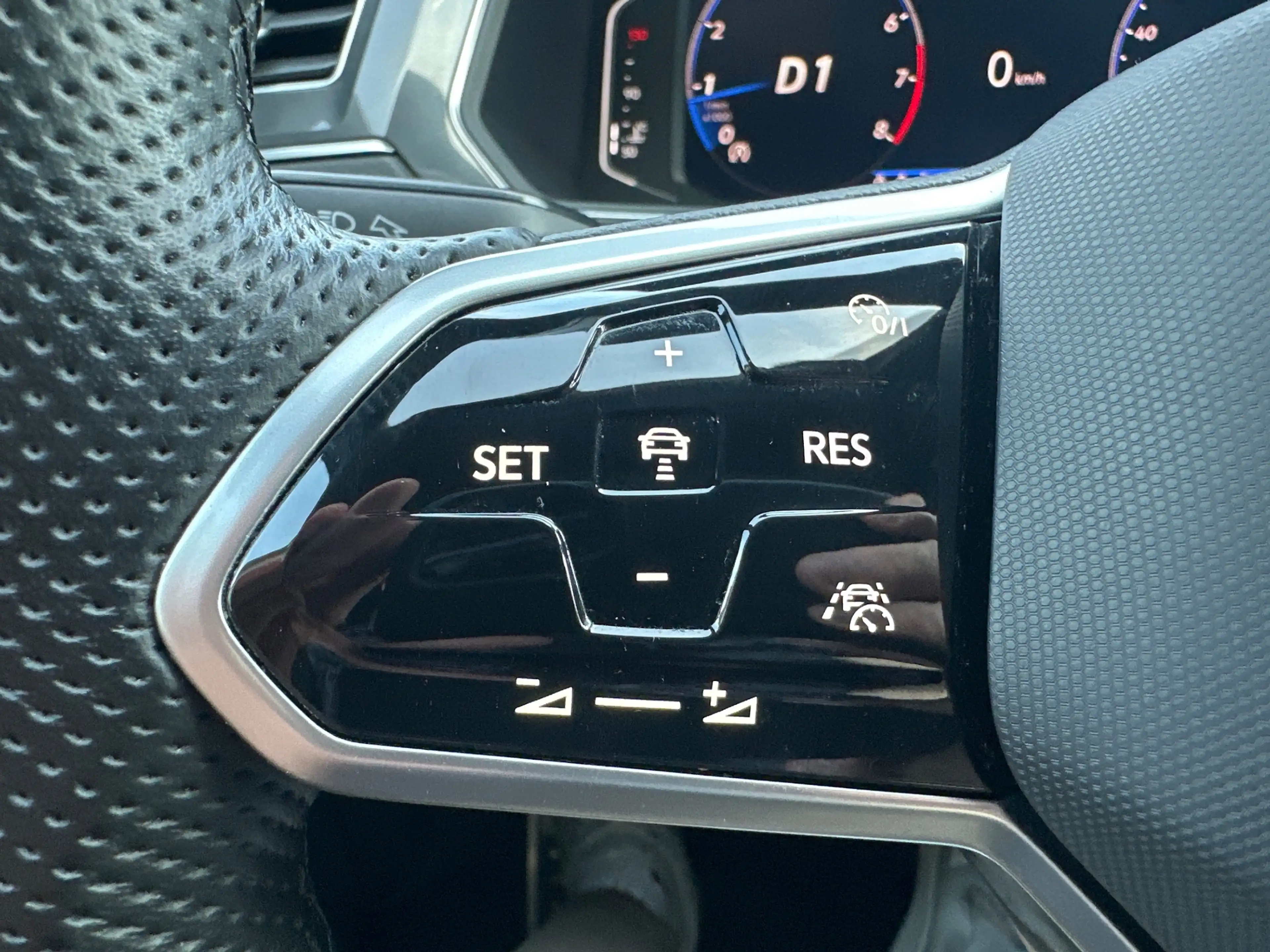 Volkswagen Tiguan Allspace 2.0 TSI DSG OPF 4Motion R-Line NAV+LED+PANO+AHK — photo 15