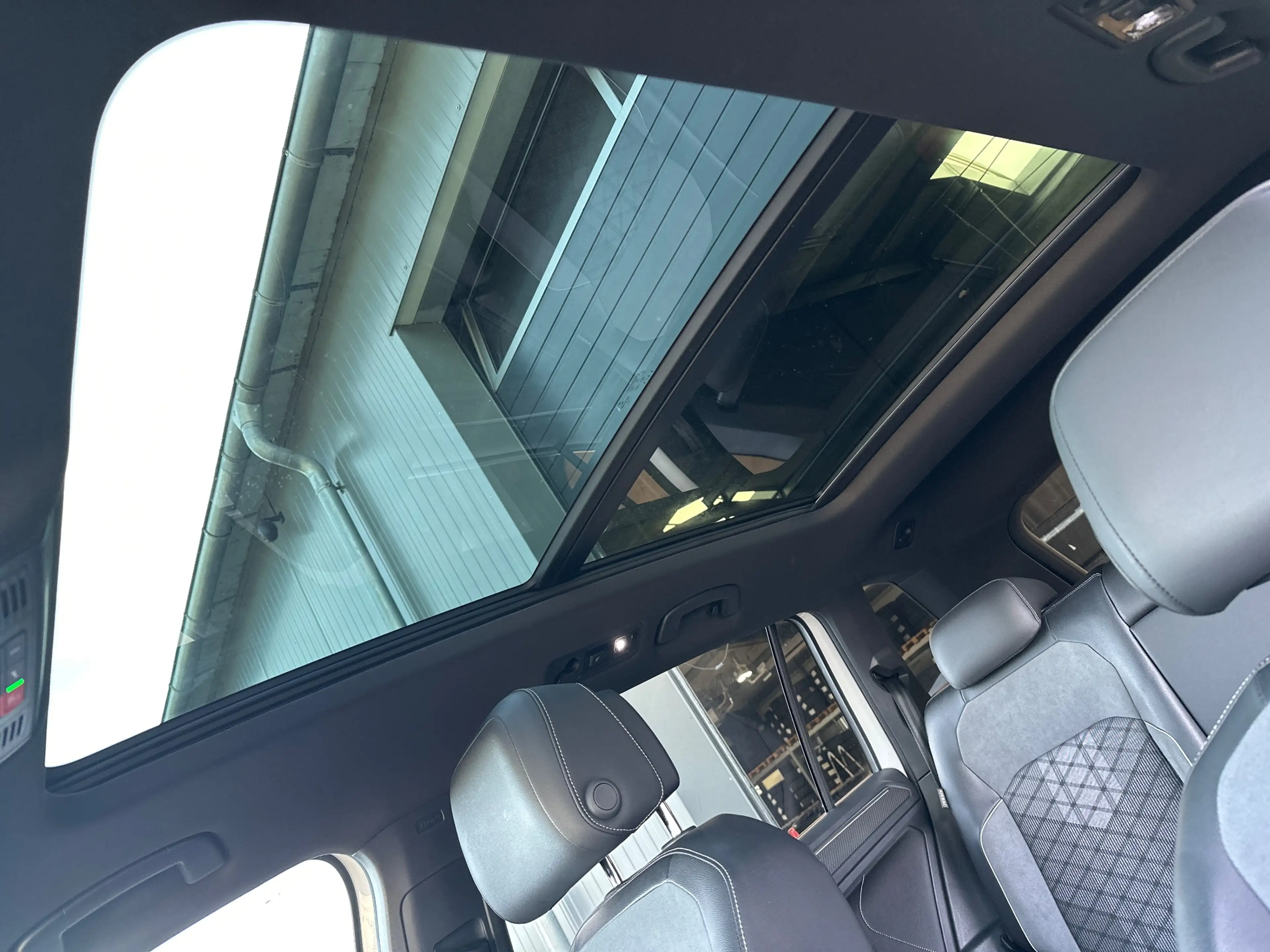 Volkswagen Tiguan Allspace 2.0 TSI DSG OPF 4Motion R-Line NAV+LED+PANO+AHK — photo 13