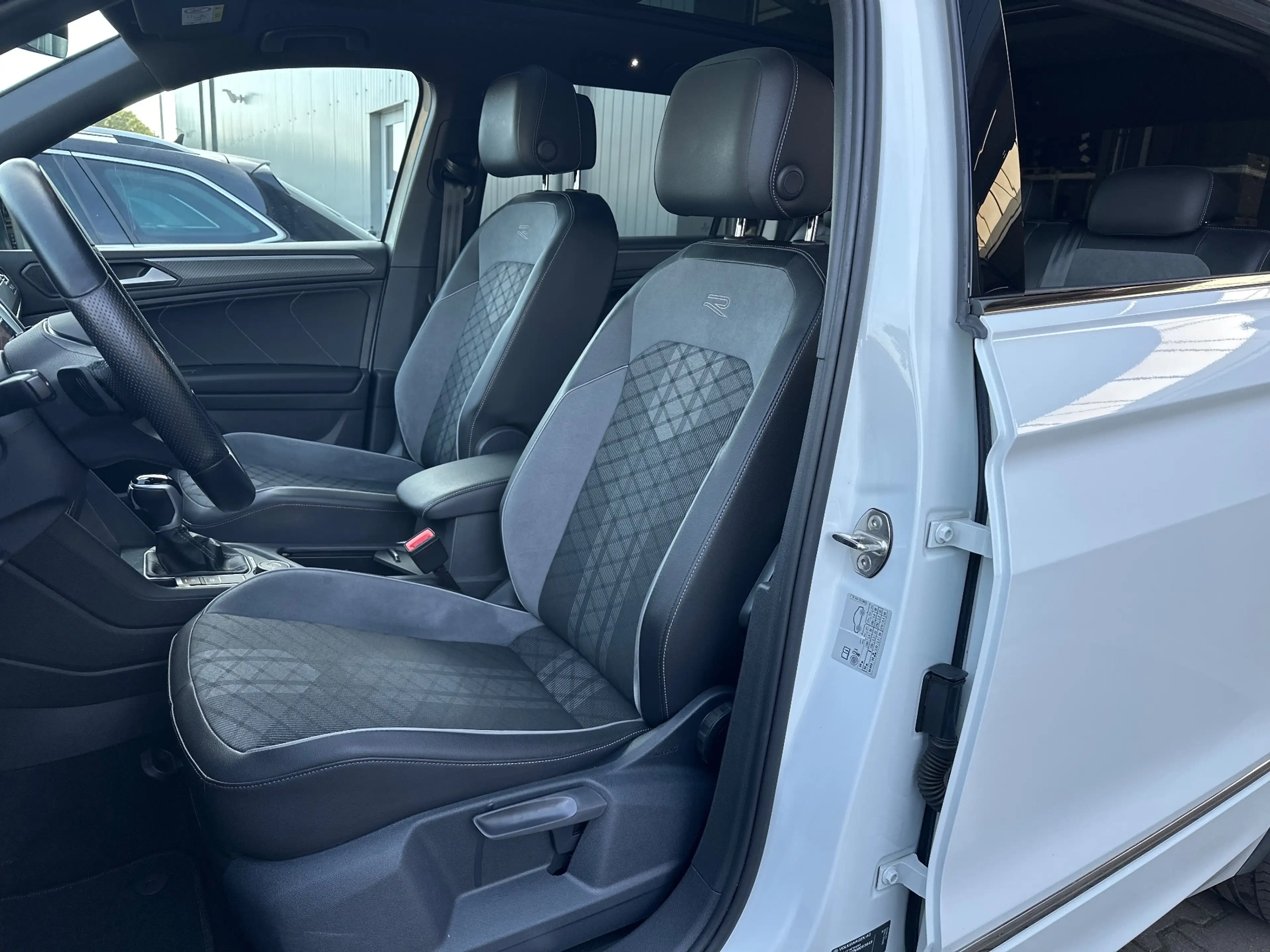 Volkswagen Tiguan Allspace 2.0 TSI DSG OPF 4Motion R-Line NAV+LED+PANO+AHK — photo 12