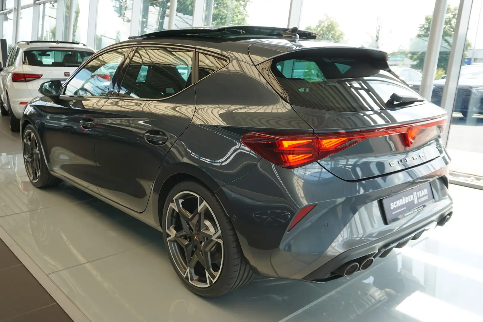 CUPRA Leon 2.0 TSI VZ Pano ACC DCC Navi Grijs - 2