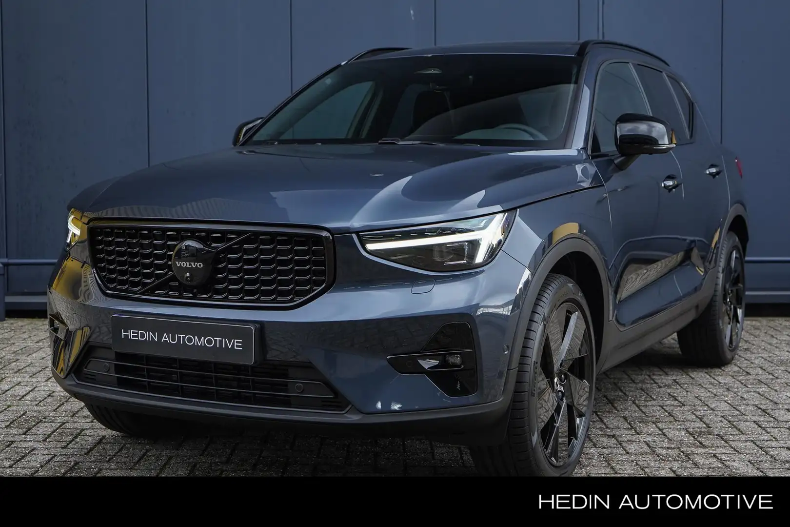 Volvo XC40 2.0 B4 Plus Black Edition | Pixel LED | Panoramada Blauw - 1