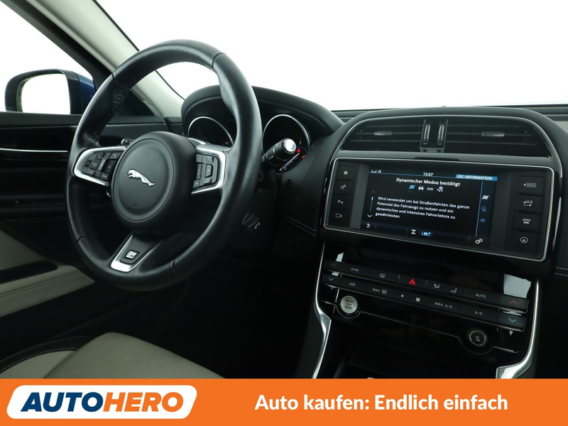 Jaguar XE 20d R-Sport AWD Aut.*NAVI*BI-XENON*TEMPO*CAM*PDC* — photo 13