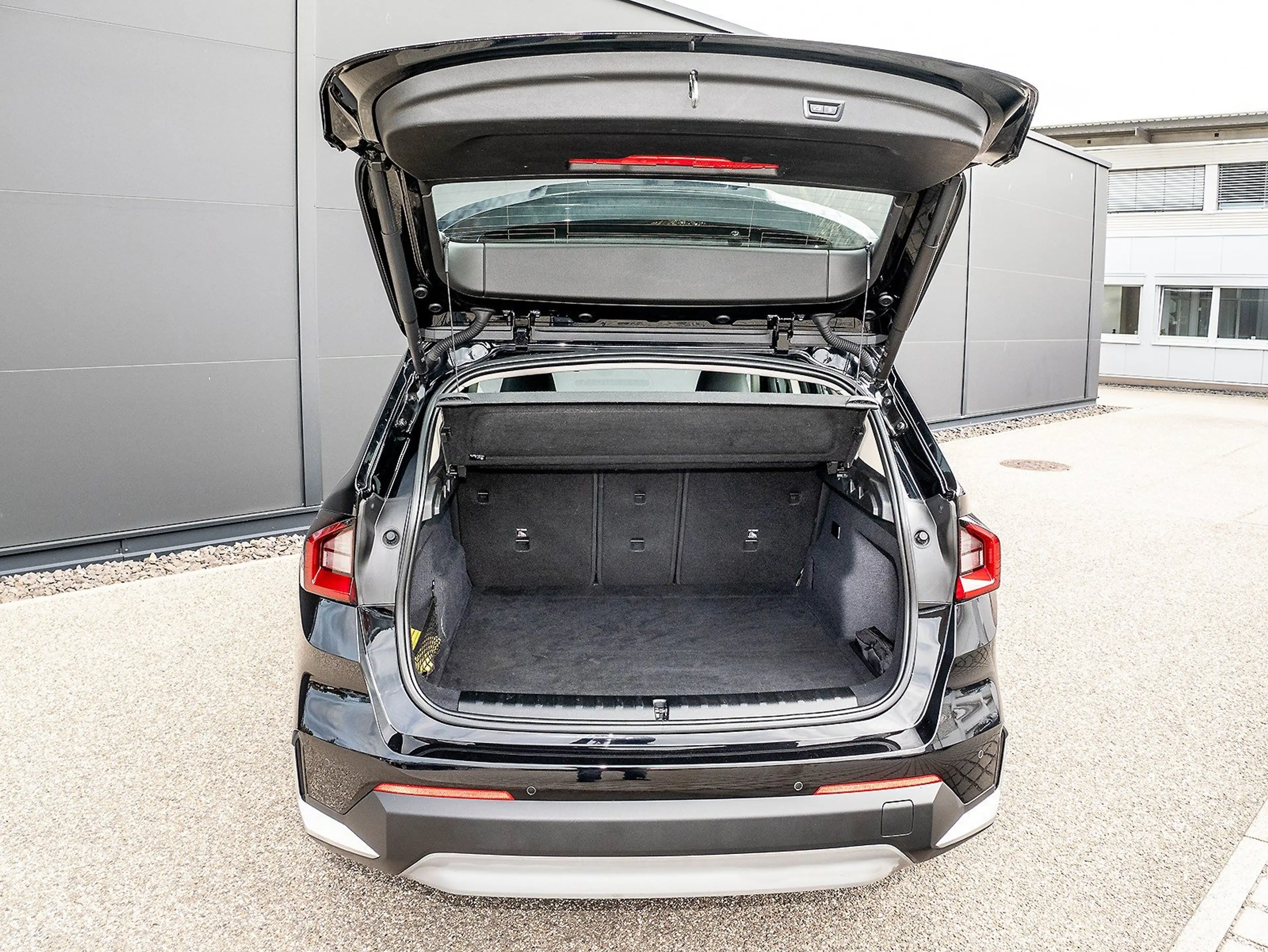 BMW iX1 xDrive30 Sportsitz AdaptLED Cam Sitzheiz 1VB DAB — photo 19