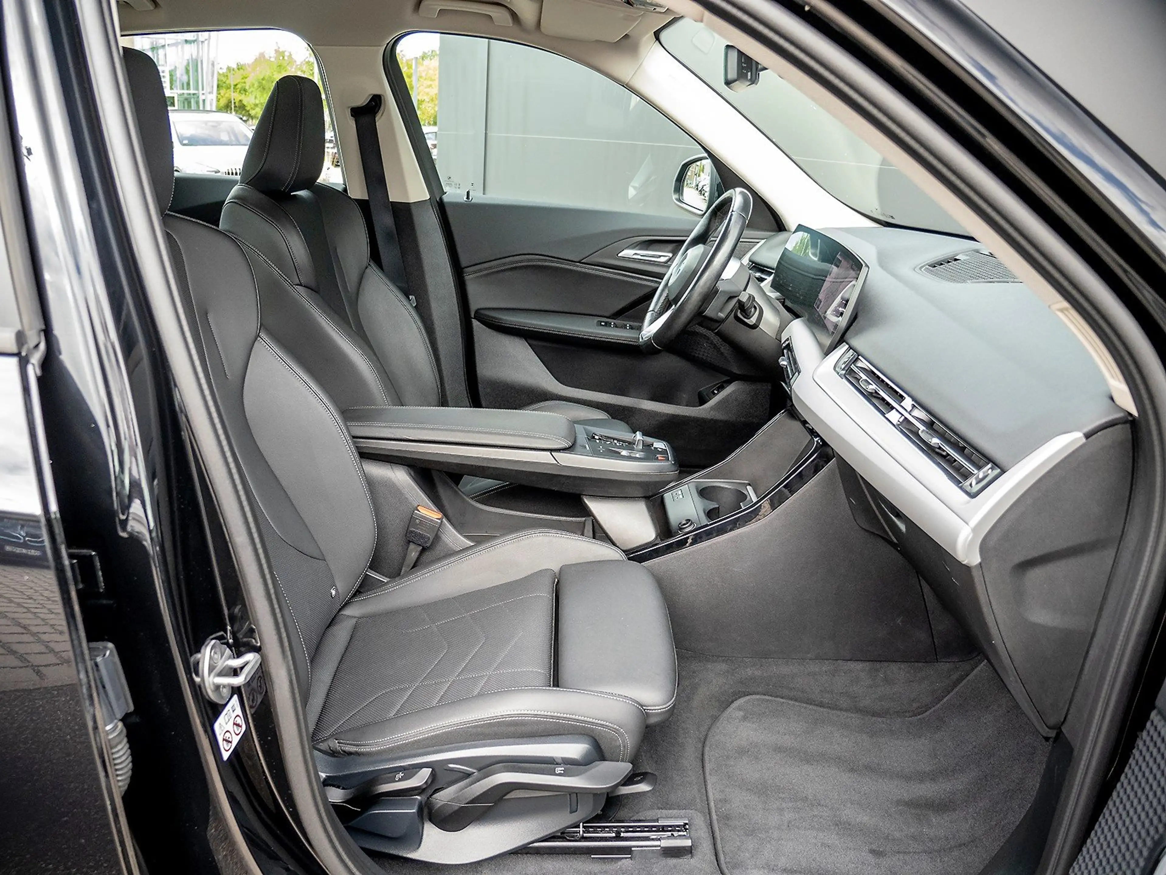 BMW iX1 xDrive30 Sportsitz AdaptLED Cam Sitzheiz 1VB DAB — photo 4
