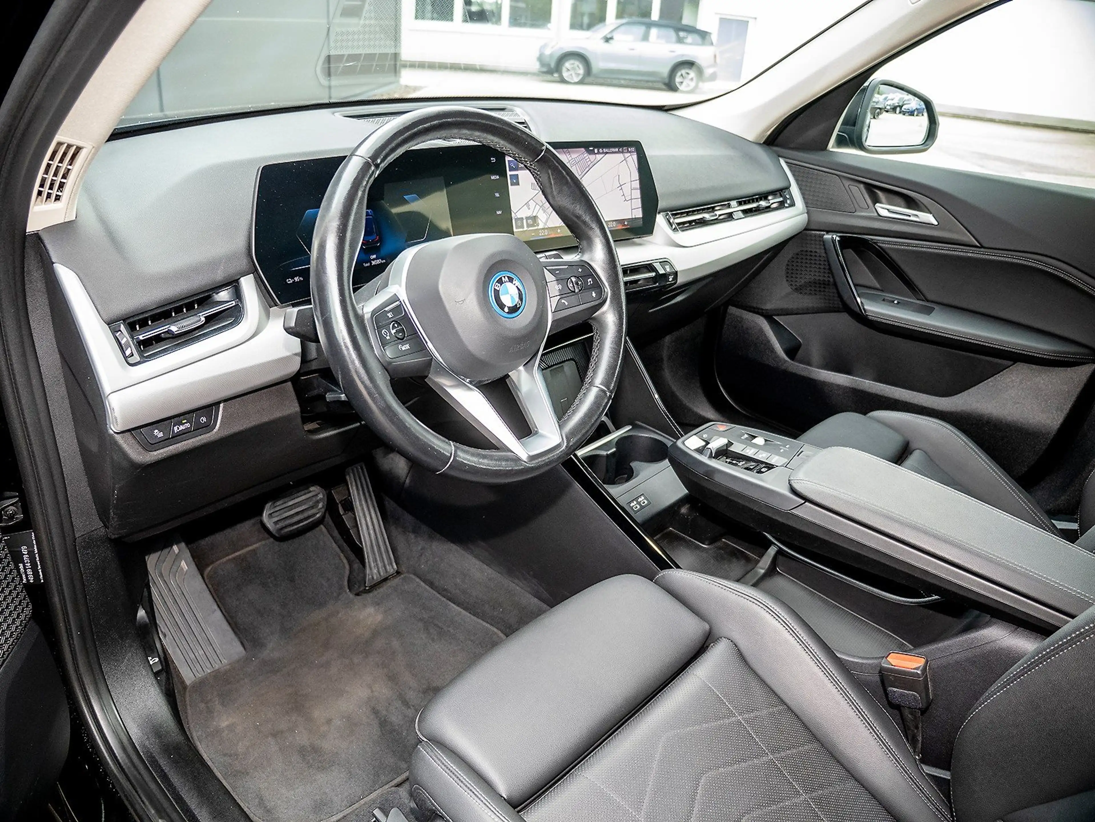 BMW iX1 xDrive30 Sportsitz AdaptLED Cam Sitzheiz 1VB DAB — photo 3