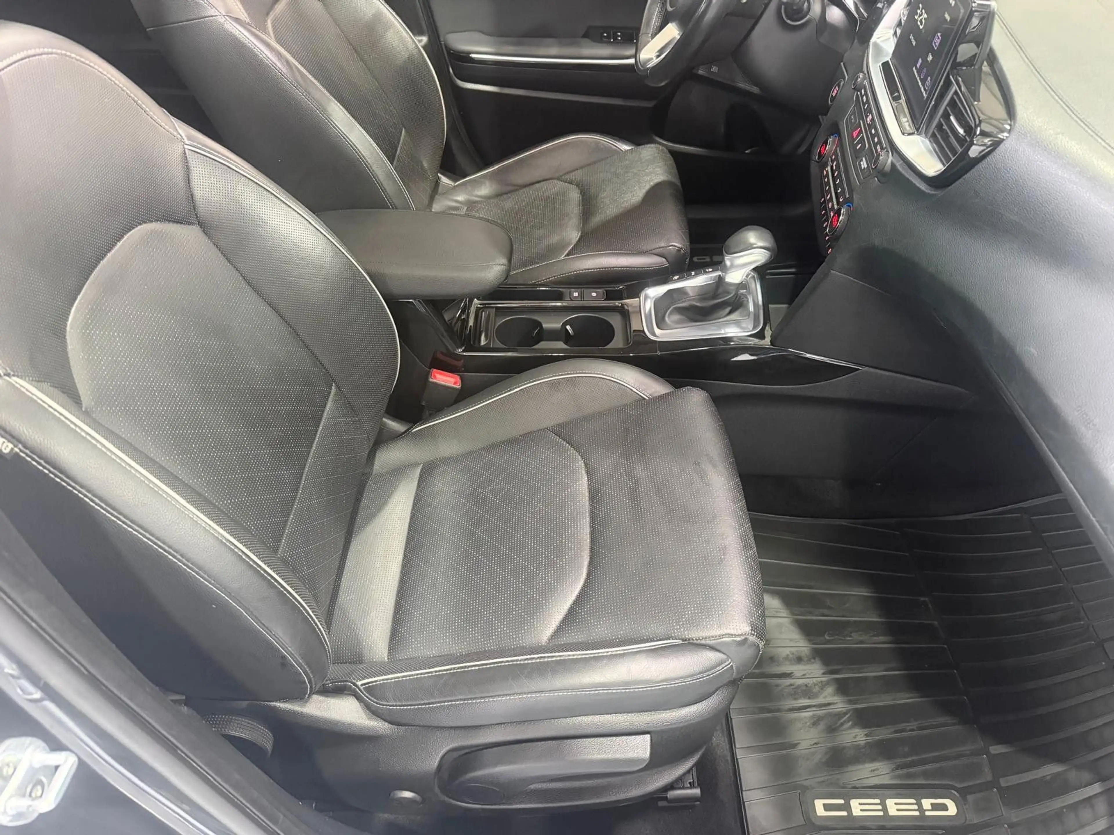 Kia Ceed SW / cee'd SW cee'd Platinum Totwinkel-Assistent Leder Pano — photo 15