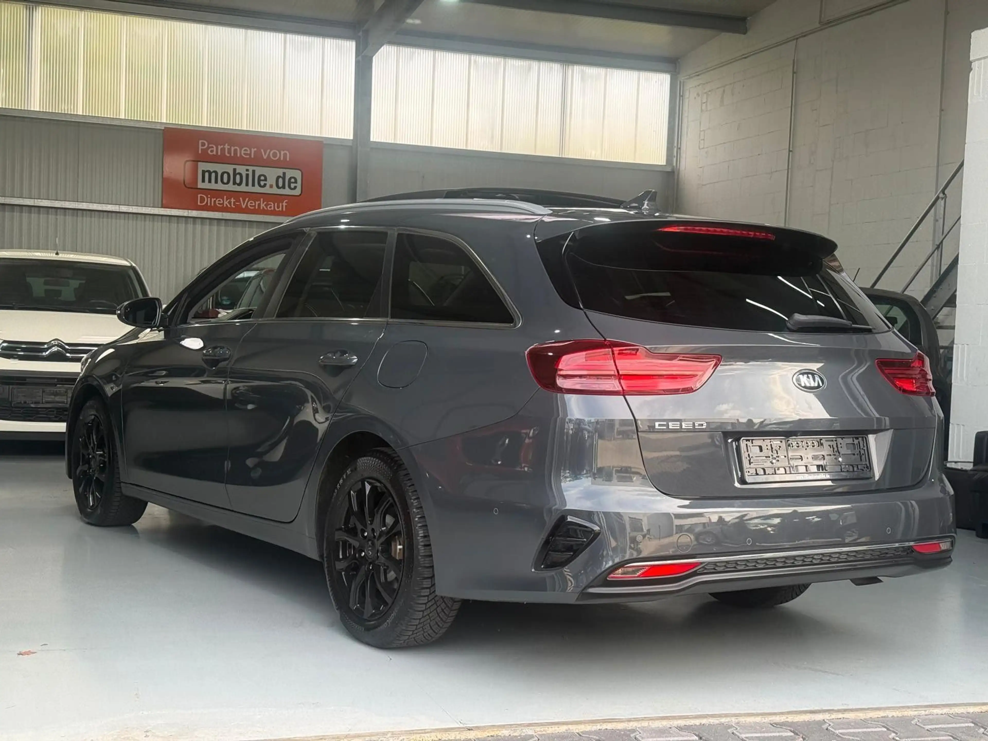 Kia Ceed SW / cee'd SW cee'd Platinum Totwinkel-Assistent Leder Pano — photo 6